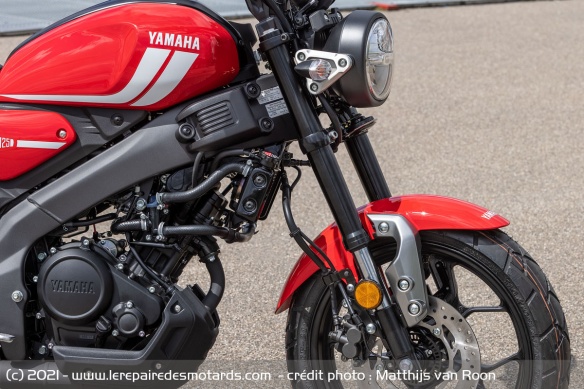 La fourche inversée de la Yamaha XSR 125