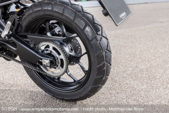 La XSR est chaussée de pneus IRC Trail Winner GP-211R