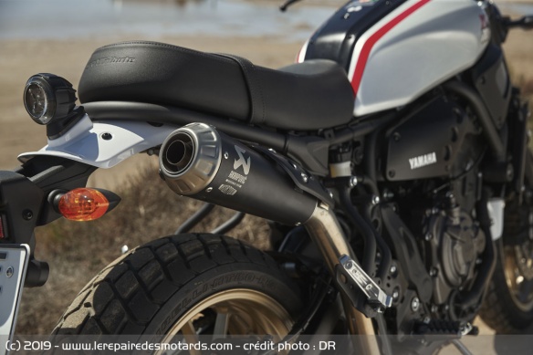 Rien qu'à l'arrêt, le silencieux optionnel Akrapovic donne le ton