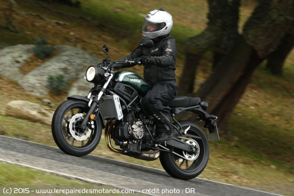 Yamaha XSR700 sur autoroute