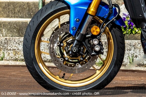 Le frein avant à double disque de la Yamaha XSR 900