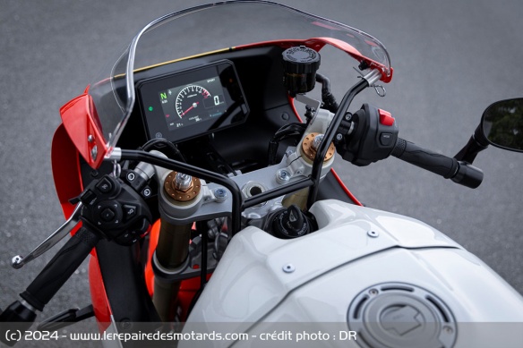 Le poste de conduite de la Yamaha XSR900 GP