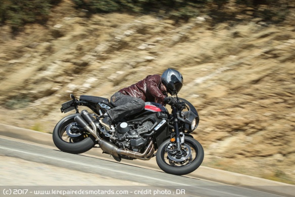 La Yamaha XSR 900 Abarth en courbe