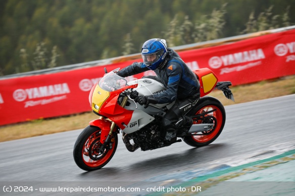 Plus sportive, la XSR900 GP reste adaptée à différents usages