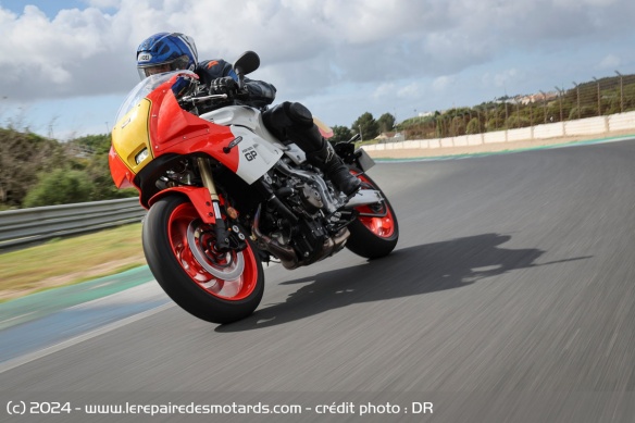 La Yamaha XSR900 GP en courbe