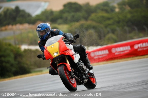 Essai de la Yamaha XSR900 GP sur le mouillé
