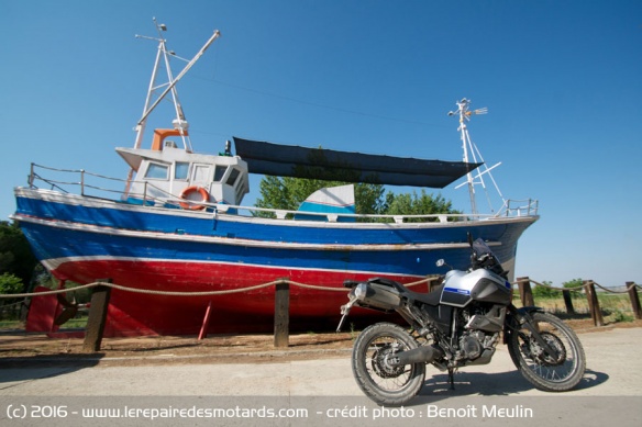 Essai Yamaha XT660Z Ténéré : devant un bateau dans les Bardenas