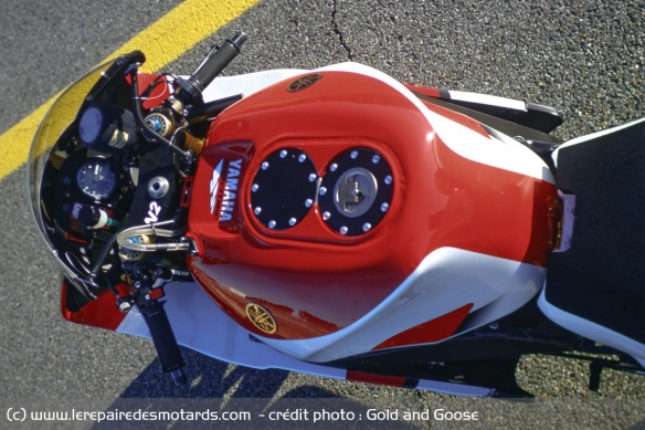 Haga pilotant au bruit, cette superbike est dépourvue d'indicateur de changement de rapport