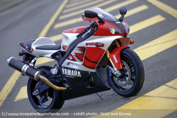 La Yamaha YZF-R7 de route