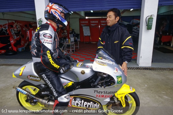 Plutôt grande pour une 250, la Yamaha convient aussi au pilote de 1m80