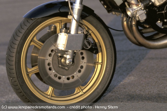 La seule différence avec 1980 réside dans l'adoption de pneus Avons, les slicks de 18 pouces étant devenus une denrée rare