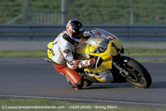 L'YZR bénéficie grandement de son amortisseur arrière plus efficace que les anciens doubles éléments