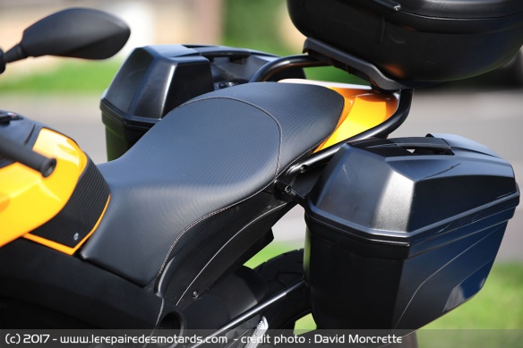 Selle confortable pour le pilote et top-case obligatoire pour le passager