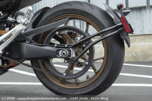 La SR/F est chaussée en Pirelli Diablo Rosso III