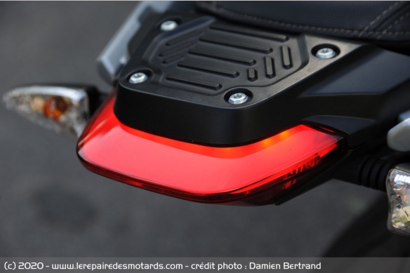 Le feu arrière à leds élabore une signature lumineuse séduisante