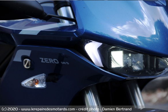 Autour de ce regard à leds se construisent les lignes dynamiques de la Zero