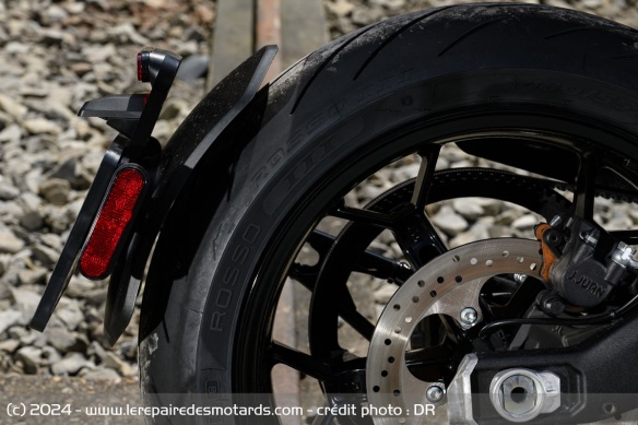 La Zero SR est chaussée de pneus Pirelli Diablo Rosso III