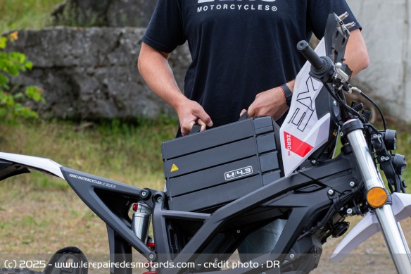 La batterie est amovible, mais il faut d'abord &ecirc;tre capable de sortir de la bloc de 23 kg