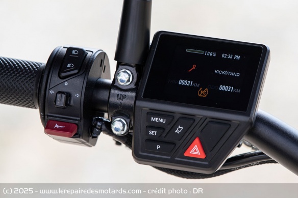 Le petit compteur fix&eacute; au guidon rapelle celui d'un v&eacute;lo &eacute;lectrique