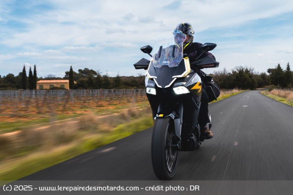 Stable, la moto manque un peu de protection &agrave; haute vitesse malgr&eacute; ses nombreux d&eacute;flecteurs