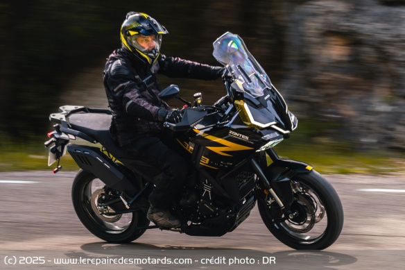 Touring et Adventure n'ont aucun mal &agrave; hausser le rythme sur le r&eacute;seau secondaire