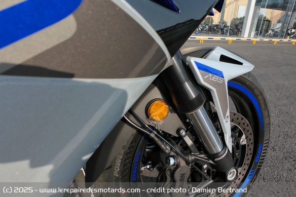 Pneus Michelin, suspensions Marzocchi et freins J.Juan sont au programme