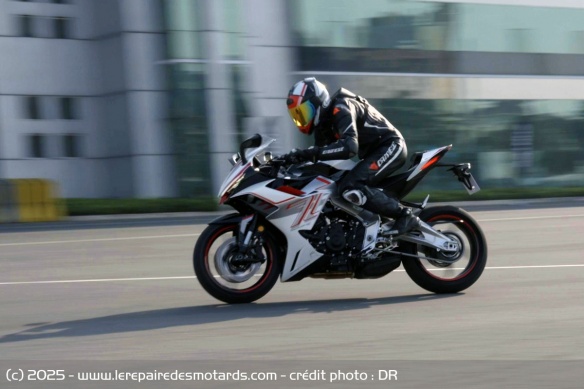 Si la 703 RR est facile à emmener, le mode Sport présente trop d'à-coups à bas régime