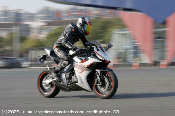 Le freinage manque un peu de puissance, mais présente surtout des ressentis différents d'une moto à l'autre