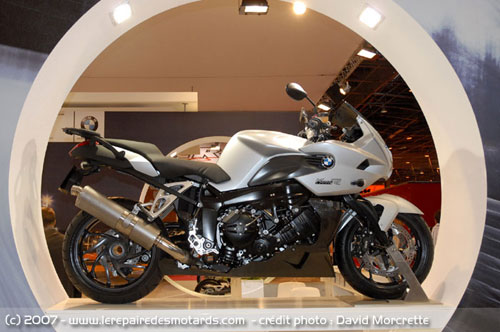 BMW encadrée sur le Mondial du Deux-Roues