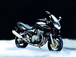 Bandit 600 noire sur brumes - (c) Suzuki