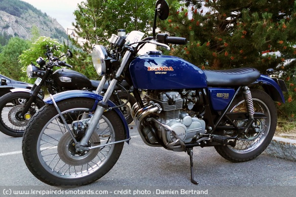 La Transalpes est l'occasion de croiser de belles machines, comme cette CB400