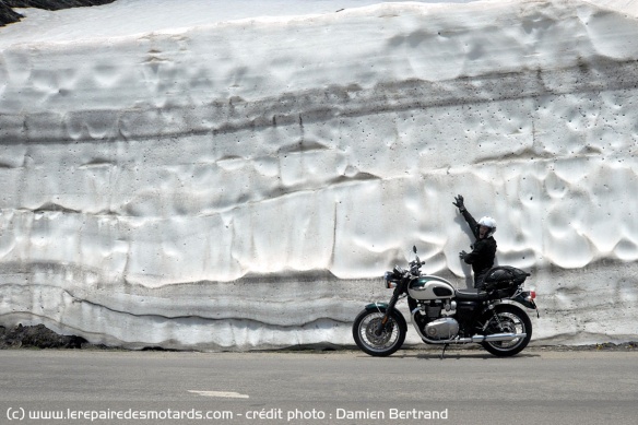 A hauteur de l'Iseran, la neige fait son retour sur d'epais murs blancs