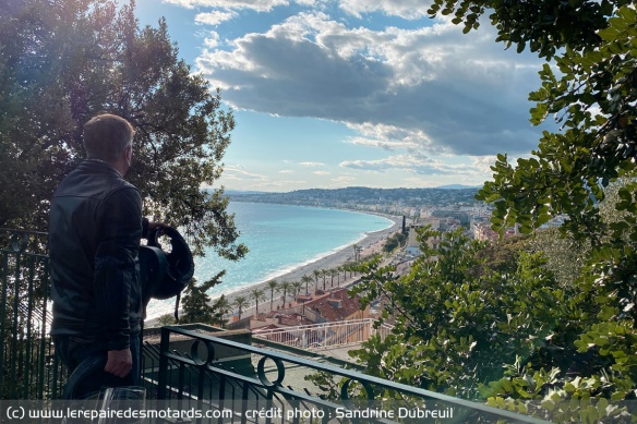 Vue sur l'esplanade et la plage de Nice