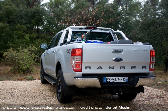 Guide : bien choisir son pick-up double cabine, moto dans la benne