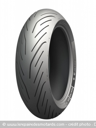 champion de la polyvalence, le Michelin Pilot Power III n'est pas un pistard dans l'âme, mais il est parfait sur la route