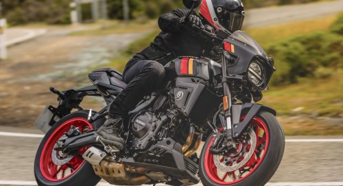 Aux côtés du roadster GSX-8T, Suzuki accompagne son offensive néo-rétro avec la GSX-8TT, une variante semi-carénée dans l'esprit café racer 