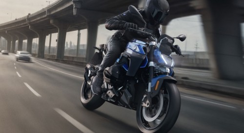 BMW Motorrad modernise son gros roadster avec la nouvelle R 1300 R, une machine plus sportive bnficiant des amliorations apporte  la plateforme boxer 