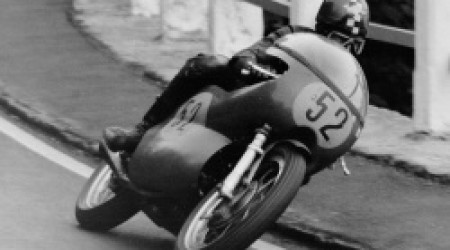 Figure du Continental Circus auteur de quatre succès en Grands Prix, John Dodds a été sacré en Formula 750. Retour sur le parcours du pilote australien 