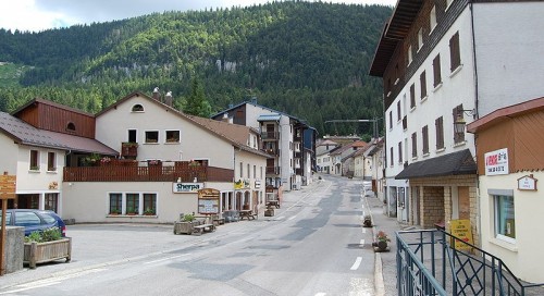 Balade à travers les routes de l'Ain et du Jura avec une montée jusqu'au col de la faucille par la vallée Valserine et un retour par le lac genin 