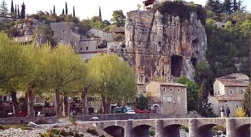 Balade par l'Ardèche du sud et les Gorges. Passage par les villages de St-Thomé, Lorgentière et Labeaume. Belvédère de Tourre et Grotte de la Madeleine 