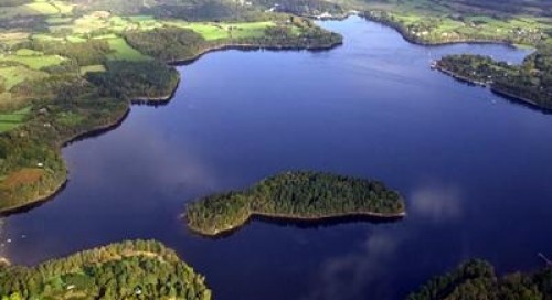 Petite balade autours du lac des Settons dans la partie Nivre, au sein du Parc Naturel du Morvan et du poumon vert de la Bourgogne. 