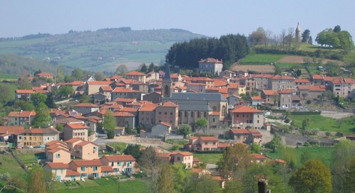 Une bonne balade au départ de Lyon.  On commence par les petits virolos des Monts du Lyonnais,jusqu'à St Barthelemy L'estrat. Ensuite,on plonge dans la plaine du Forez, on remonte sur Violay jusqu'à Chaufailles sur des petites routes sympas mais assez roulantes.Puis on redescend sur le Beaujolais par de belles routes très roulantes jusqu'à Beaujeu, puis St Etienne des Ouillères. Ensuite, on retrouve les petits virolos pour grimper jusqu'à St Cyr le Chatoux et redescendre sur la Vallée d'Azergues. On rentre sur Lyon, par la Vallée d'Azergues jusqu'à Dardilly ou on prend l'A6. 