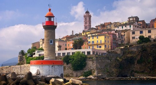 Jour 1 : Bastia  Erbalunga  Ersa  Macinaggio  Barciaggio  Belvédère du Moulin Mattei  Centuri Port  Marine et Rocher d'Albo  Nonza  St Florent  l'Ile Rousse  Calvi (260 km / 6h00)  Jour 2 : Citadelle de Calvi  Galeria  Col de Palmarella  Col de la Croix  Plage de Bussaglia  Porto  Piana  Les Calanches de Piana  Cargèse  Ajaccio  Les Iles Sanguinaires (200 km / 5h00)  Jour 3 : Ajaccio  Porticcio  Filitosa (site préhistorique)  Porto Pollo  Propriano  Pointe de Campomoro  Col de Bilia  Sartène  Roccapina  Rocher du Lion  Ermitage de la Trinite  Bonifacio (220 km / 6h00)  Jour 4 : Journée de repos sur Bonifacio. Visite des îles Lavezzi et Cavallo. Départ à 9h30 du port, à bord d'un petit bateau, pour les îles Lavezzi . Une demi-heure pour y arriver. Pique-nique sur place, baignade et farniente. On reprend le bateau à 15h30 et la visite se poursuit autour de l'île Cavallo et on revient en longeant la cote (Golfe de Spérone) (1 hr).  Jour 5 : Bonifacio  Plage de Palombaggia  Porto Vecchio  Baie de Stagnolo  Cala Rossa  San Ciprianu  Anse de Fautea  Anse de Favone  Plage de Solenzara  Aleria  Pont Genois  Riviere Tavignano  Corte  Ponte Leccia (200 km / 6h00)  Jour 6 : Ponte Leccia  Corte  Gorges de la Restonica  Corte  Ponte Leccia  Gorges de l'Asco  Haut Asco  Plage de la Marana  Bastia (200 km / 6h00) 