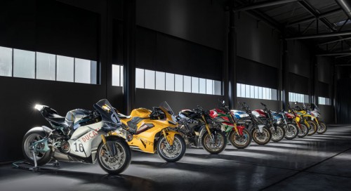 10 livrées historiques, 10 modèles, 100 exemplaires chacun. Ducati revisite son passé en compétition à travers les éditions limitées Collezione 100