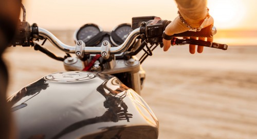 Gants obligatoires, chaussures ferm�es, circulation sur la bande d'arr�t d'urgence... L'Espagne r�vise son Code de la route pour renforcer la s�curit� des motards et des usagers vuln�rables 