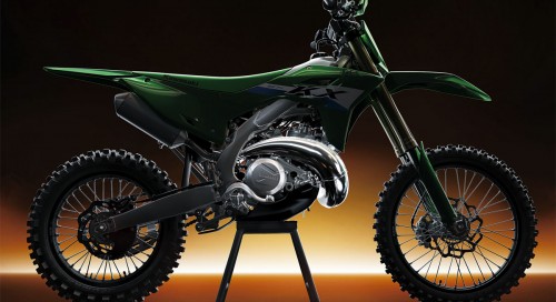 Plus d'un an après le teasing, Kawasaki lève le voile sur les KX327 et KX327X, ses deux premières motocross propulsées par un monocylindre 2-temps à double injection