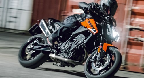 Lancé en 2018 et revenu après une courte disparition, la KTM 790 Duke s'offre une cure de jouvence pour 2027 avec un style remis au goût du jour et une partie cycle ajustée
