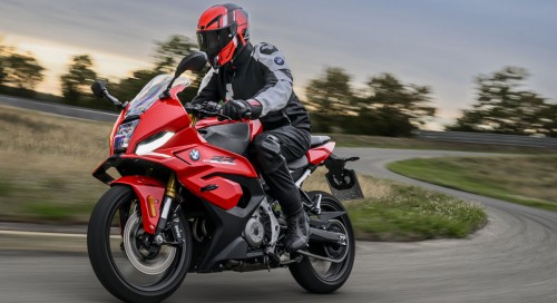 BMW décline sa gamme de sportives aux permis A2 avec la nouvelle F 450 RR propulsée par le twin de 420 cm3 de 47,6 ch et 43 Nm pour 177 kg et vendue à partir de 7.350 euros