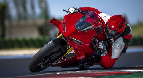 Ducati affute la Panigale V4 pour 2027 avec deux chevaux de plus, une vitesse pointe accrue, une rigidité optimisée du cadre, un empattement réduit, de nouvelles assistances...