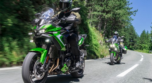 Kawasaki dévoile la Versys 900, dernière née de sa gamme de trails, mais au positionnement plus sportif s'appuyant notamment sur le 4 cylindres de la Z900